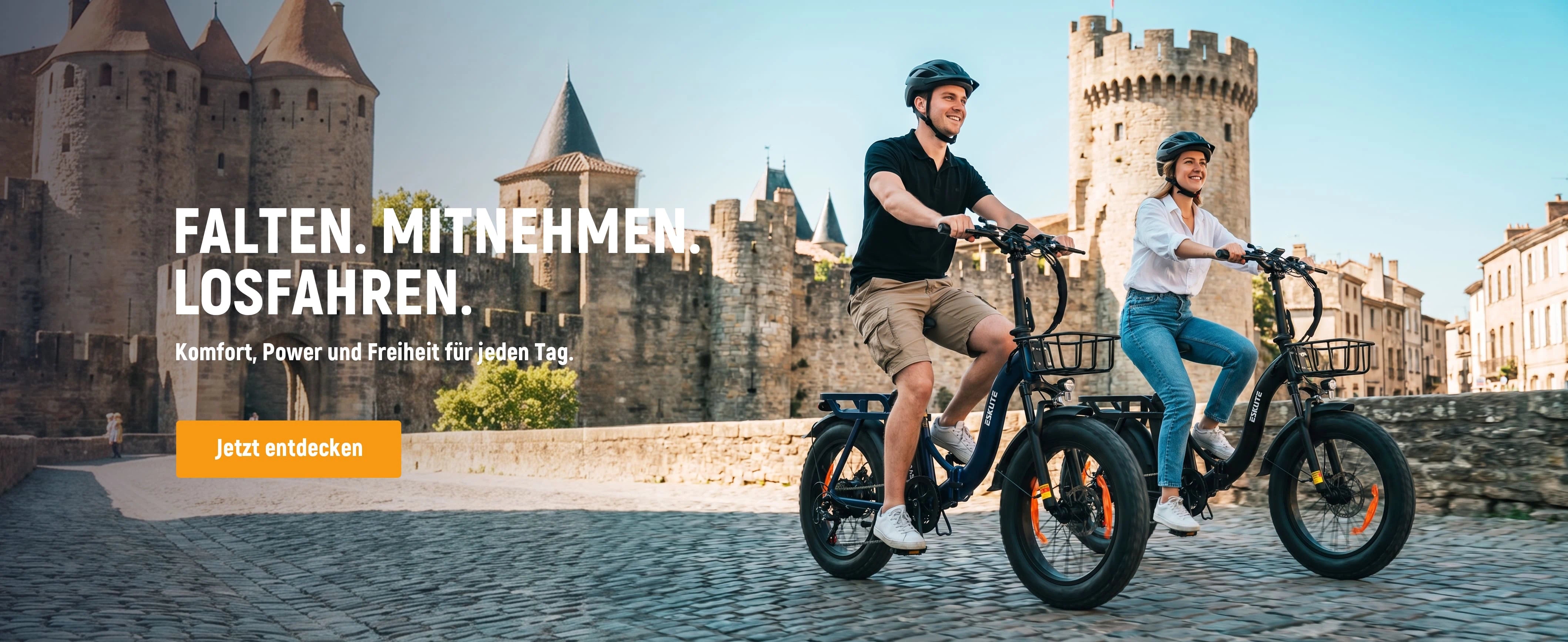 Paar fährt Eskute E-Bikes gemeinsam durch eine europäische Stadt