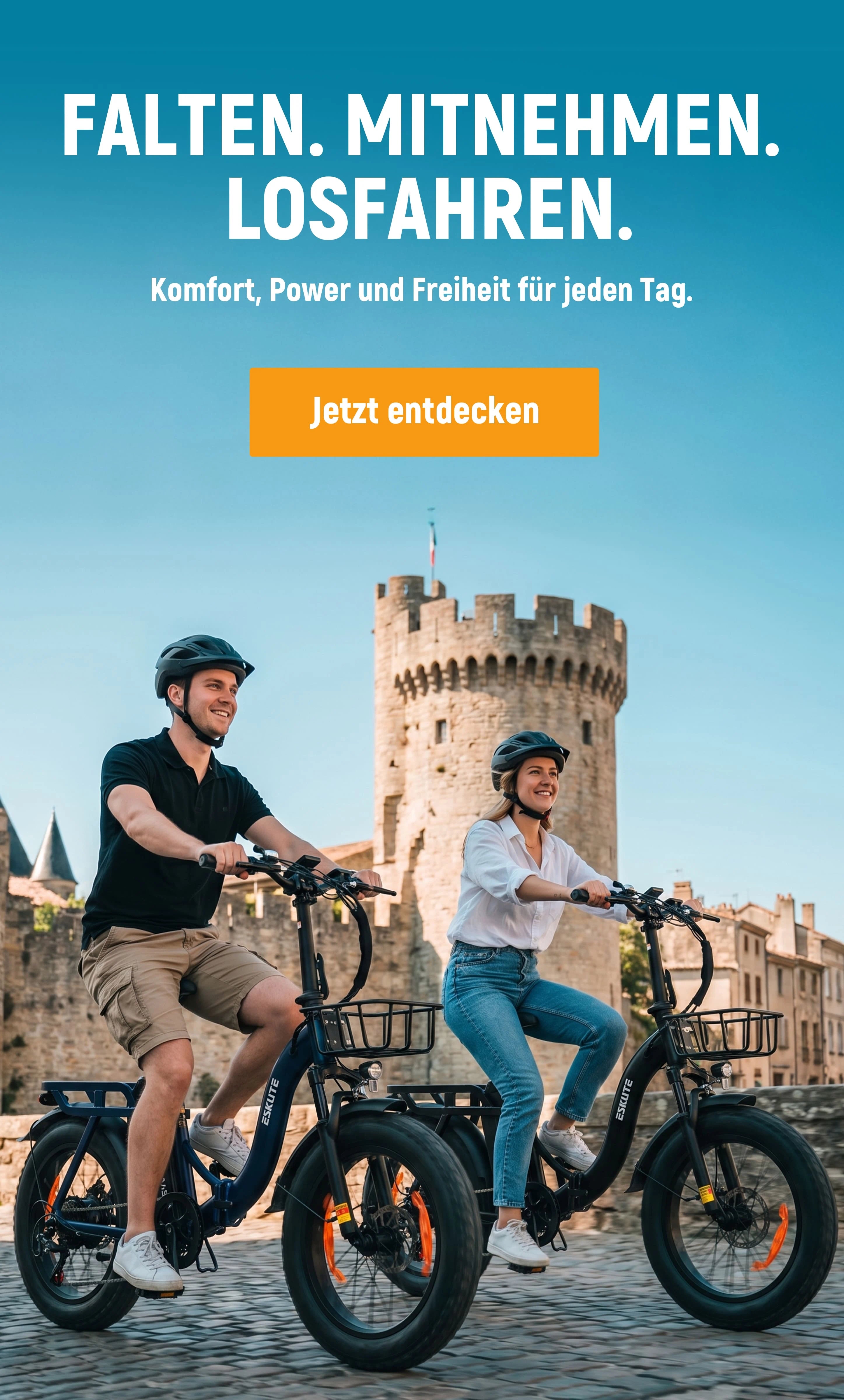Paar fährt Eskute E-Bikes gemeinsam durch eine europäische Stadt
