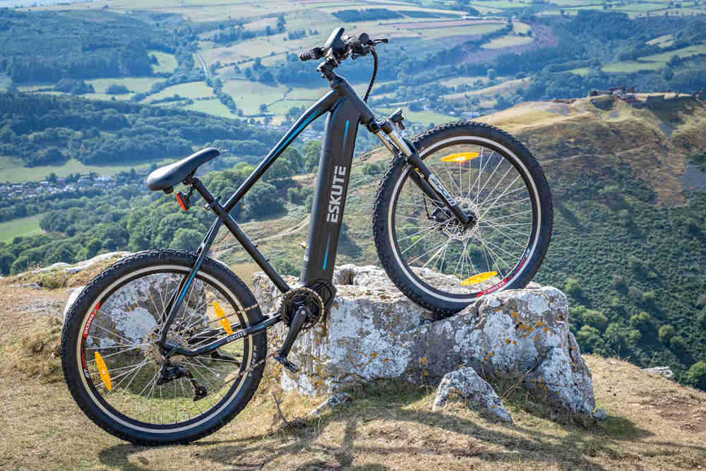 250-W-Elektrofahrrad auf den Felsen