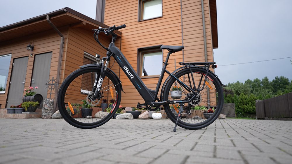 E-Bike im Hof