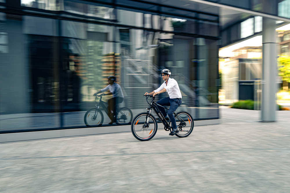 Ein Mann fährt Netuno-Elektrofahrrad zum Pendeln