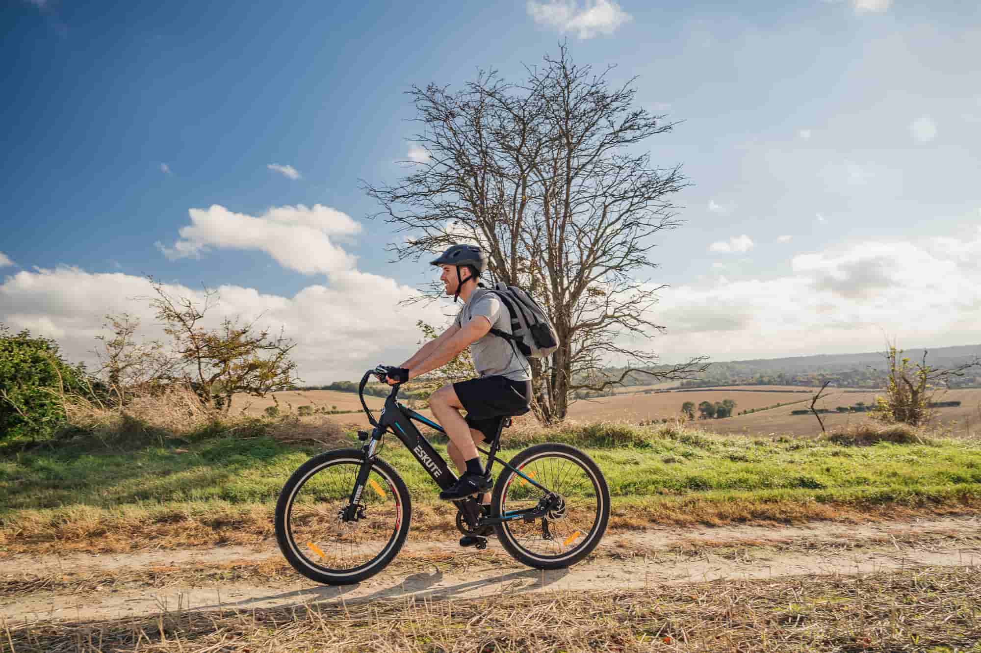 Fahrspaß draußen mit Eskute E-Bike