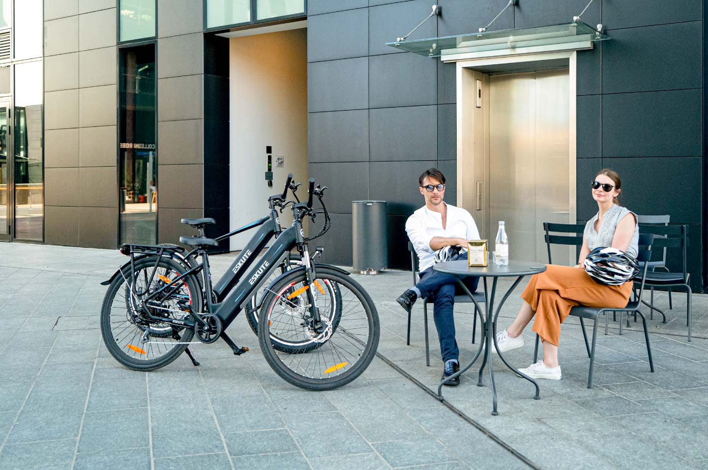 Kaffeepause nach E-Bike fahren in der Stadt