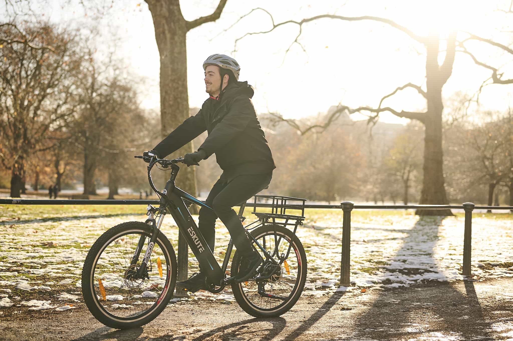 E-Bike mit Sattelbezug und Fahrradkorb