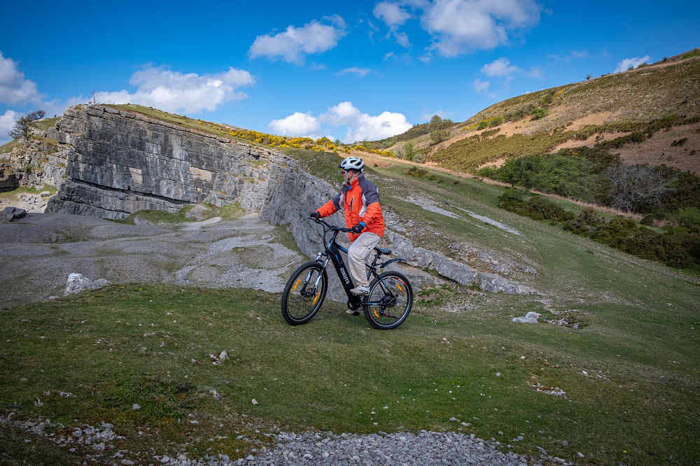 ein mann mit helm fährt netuno ebike mit geschwindigkeitssensor