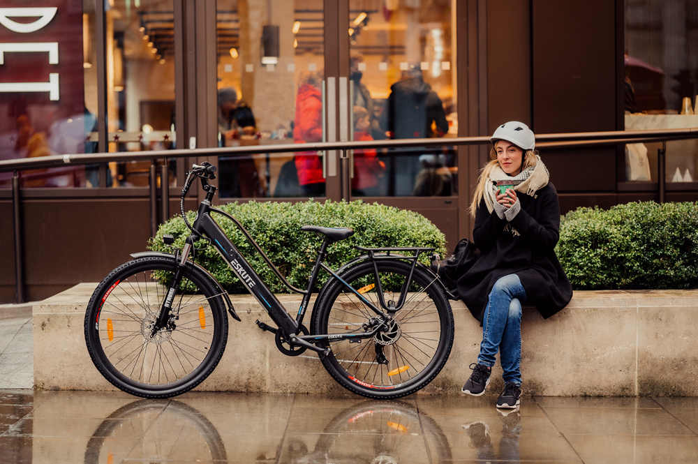 eine dame mit einem weissen helm parkt den wanderer mit dem e bike zur ruhe