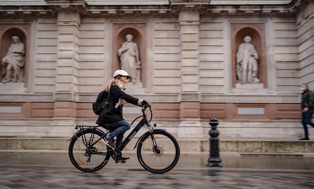 Mit E-Bike durch die Straße