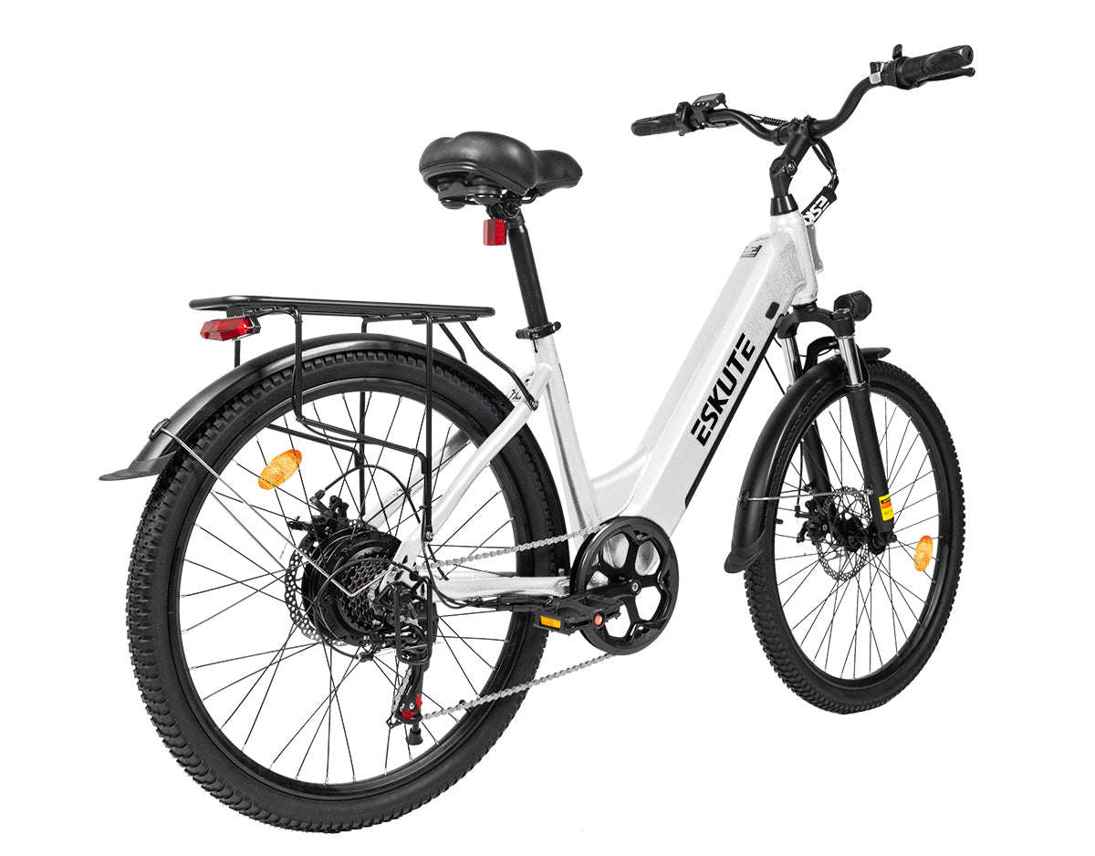 [Color:Weiß]Eskute C202 Weiß City-E-Bike, Rückansicht mit Gepäckträger und sauber integriertem Design.