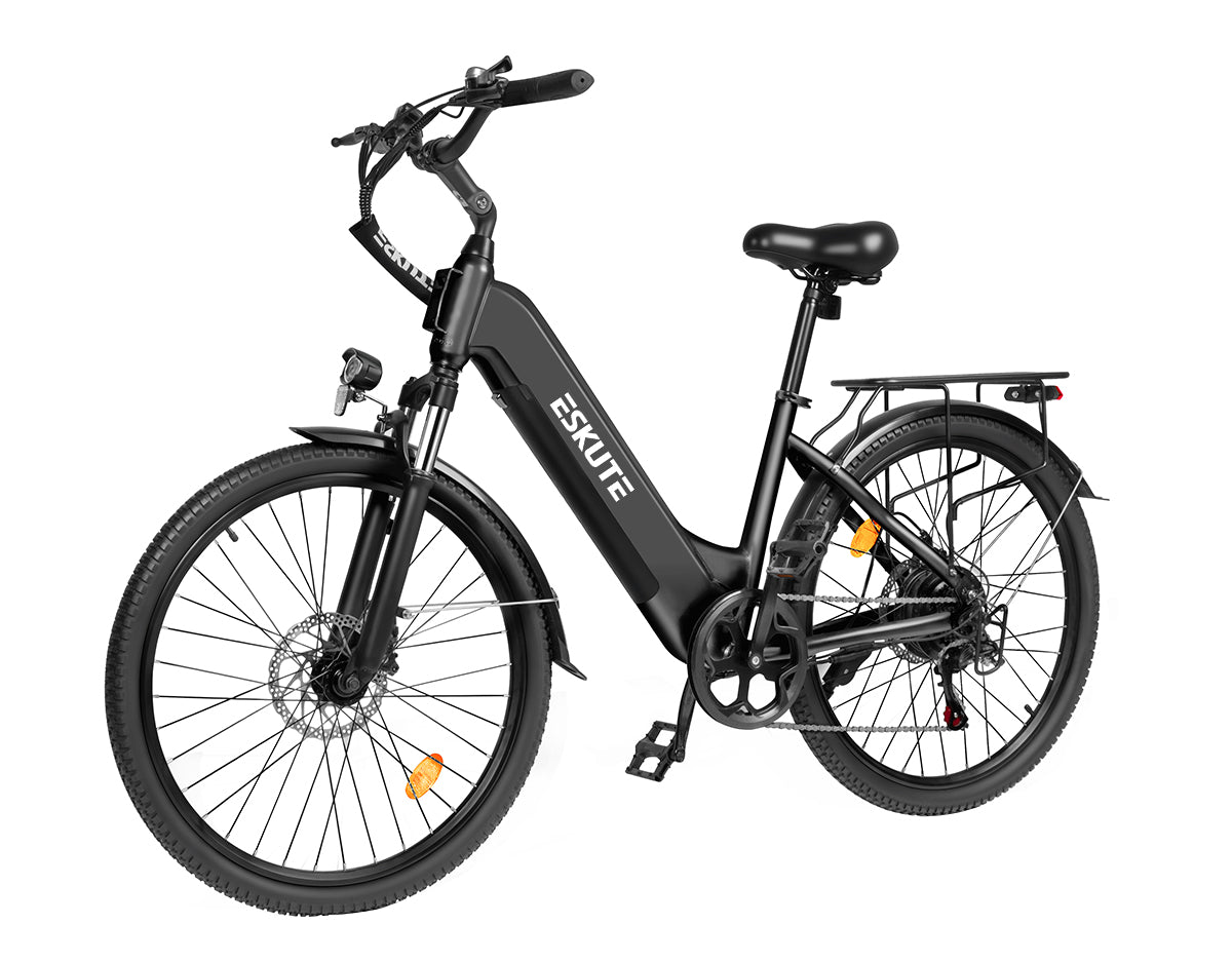 [Color:Schwarz]Eskute C202 Schwarz City-E-Bike, 45°-Ansicht von links, zeigt das elegante Rahmendesign.