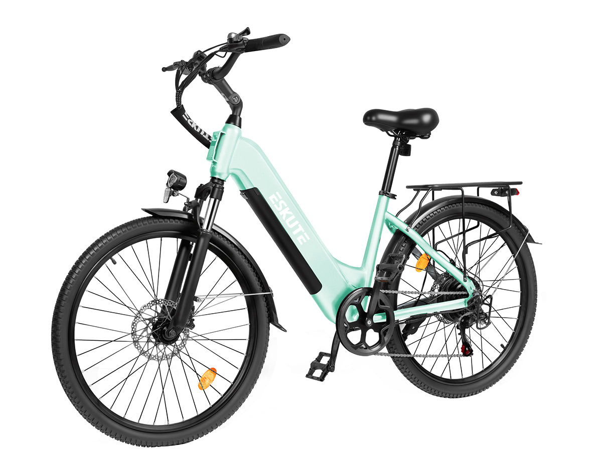 [Color:Grün]Eskute C202 Grün City-E-Bike, 45°-Ansicht von links, zeigt den komfortablen Trapezrahmen.