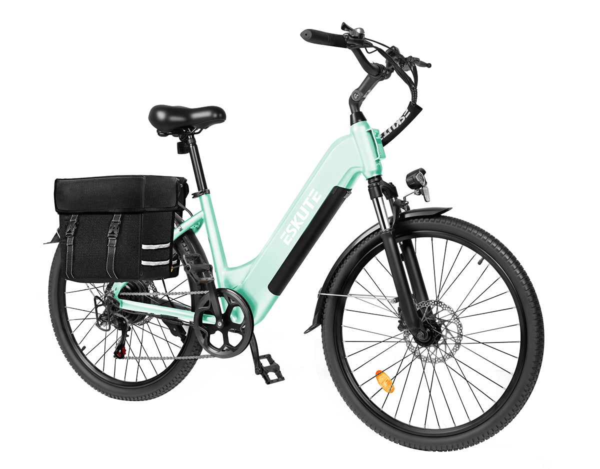 [Color:Grün]Eskute C202 Grün E-Bike mit Satteltasche, 45°-Ansicht von rechts, perfekt für den Alltag.