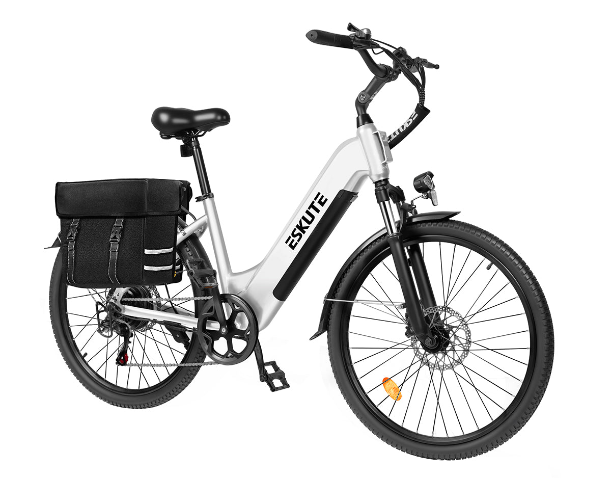 [Color:Weiß]Eskute C202 Weiß City-E-Bike mit Satteltasche, 45°-Ansicht von rechts für komfortables Pendeln.