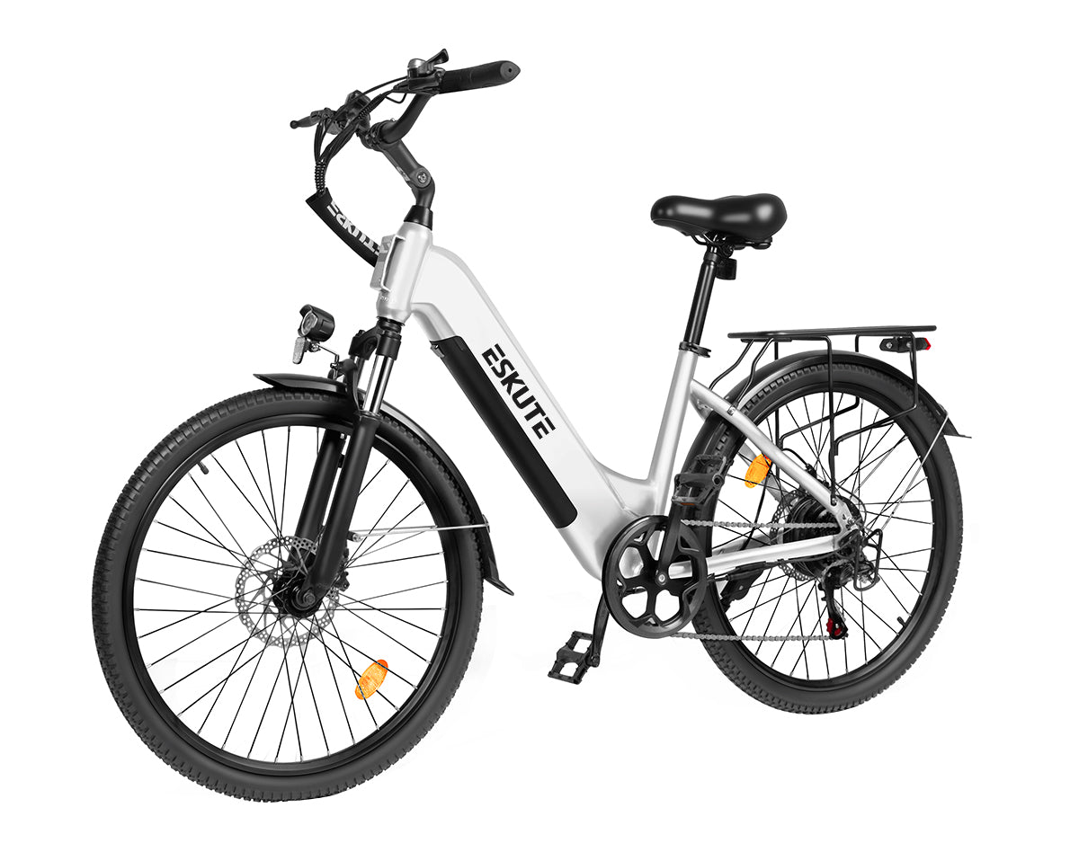 [Color:Weiß]Eskute C202 Weiß City-E-Bike, 45°-Ansicht von links, zeigt das komfortable Trapezrahmen-Design.