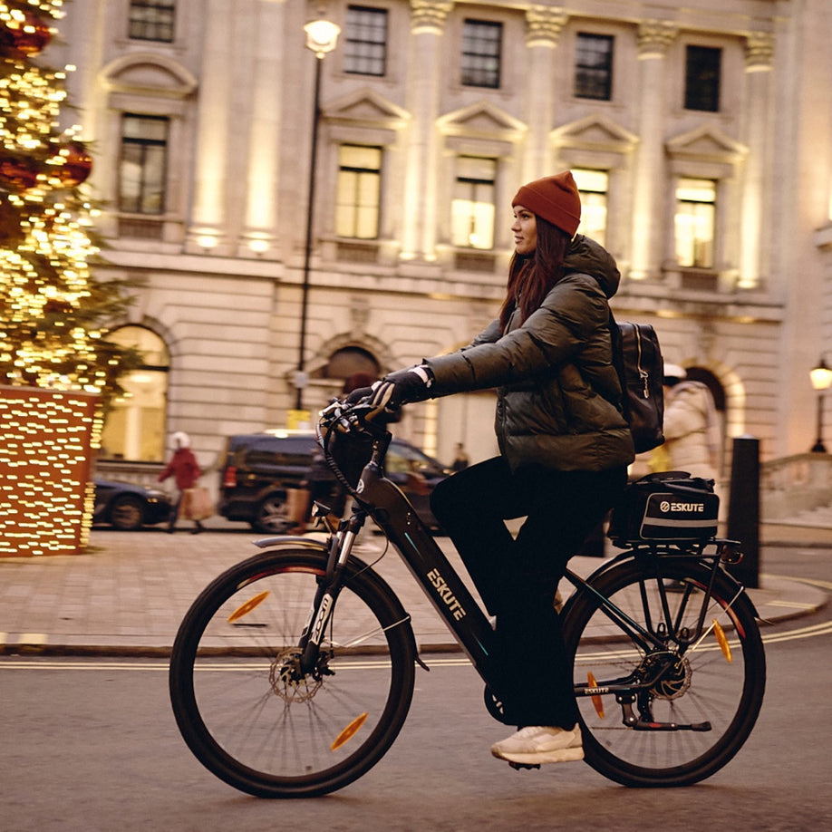 E-Bike neben dem Weihnachtsbaum